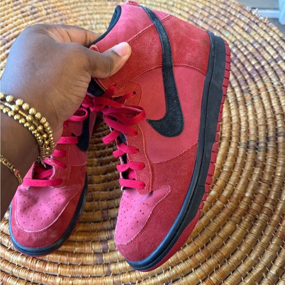 Nike men’s 9 red lace up sneakers - Picture 2 of 5